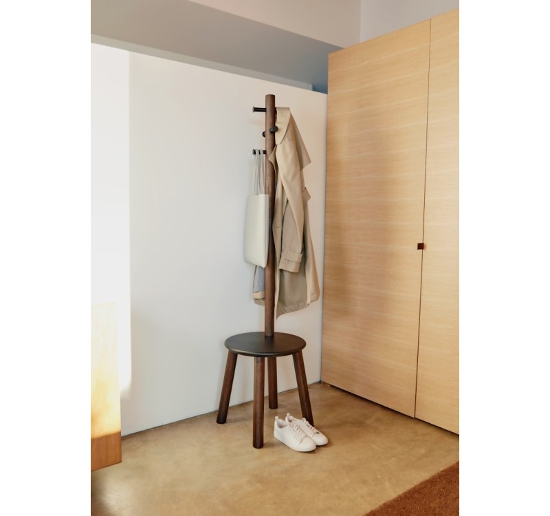 UMBRA wieszak ze stołkiem PILLAR - czarny orzech