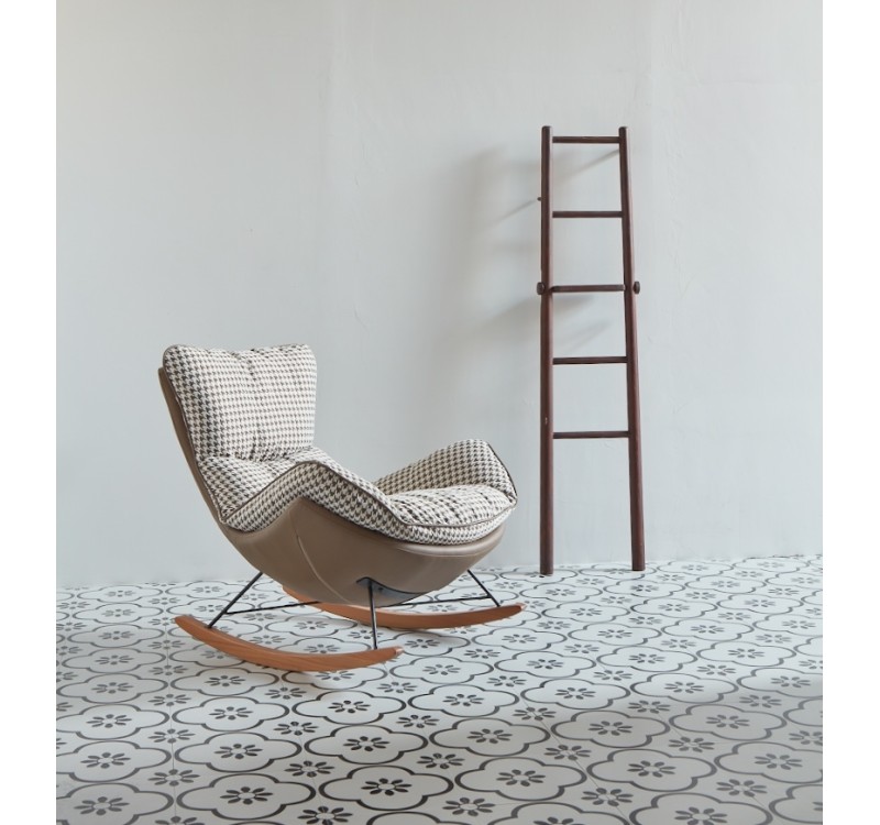 Fotel bujany OTILIA brązowa pepitka -  drewniane płozy, ekoskóra